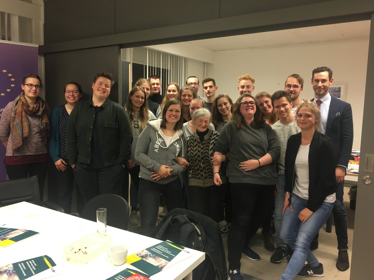 BenjaminNagele's tweet photo. Bewegender Austausch über die Signifikanz von Erinnerungskultur und Antisemitismusbekämpfung mit Zeitzeugin Henriette Kretz, die seit über 20 Jahren unermüdlich die Begegnung mit jungen Menschen sucht, um Ihre Geschichte zu teilen und für Toleranz zu sensibilisieren. https://t.co/CT7LsiHUP7