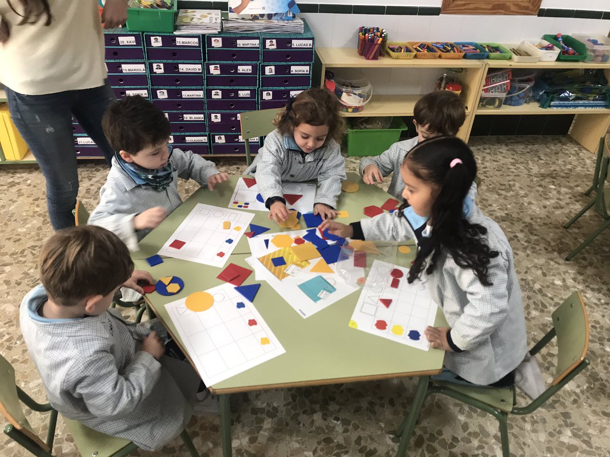 Xtorey_benifaio's tweet photo. #divertimates Jugamos por rincones con el material manipulativo de aula #3años https://t.co/gnRauICSO0