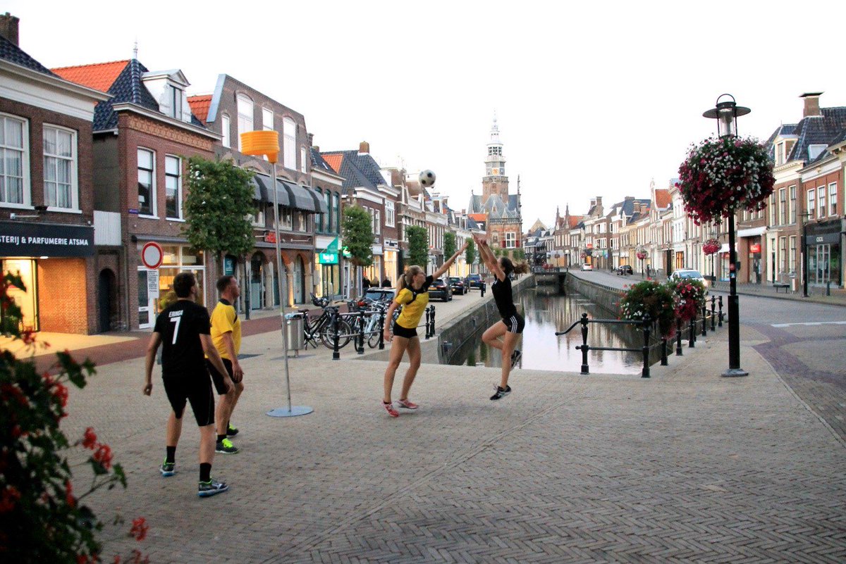Korfbalverbond's tweet photo. Eén van de gehonoreerde projectplannen van het Innovatiefonds KNKV is: 2-vs-2 korfbALL van @KvWestergo. Dit speel je met twee spelers tegen twee andere spelers. Je zet een korfbalpaal neer en spelen maar! Meer over dit plan en het Innovatiefonds KNKV: https://t.co/SGP3b963nC https://t.co/4ZSsiy9Ygi