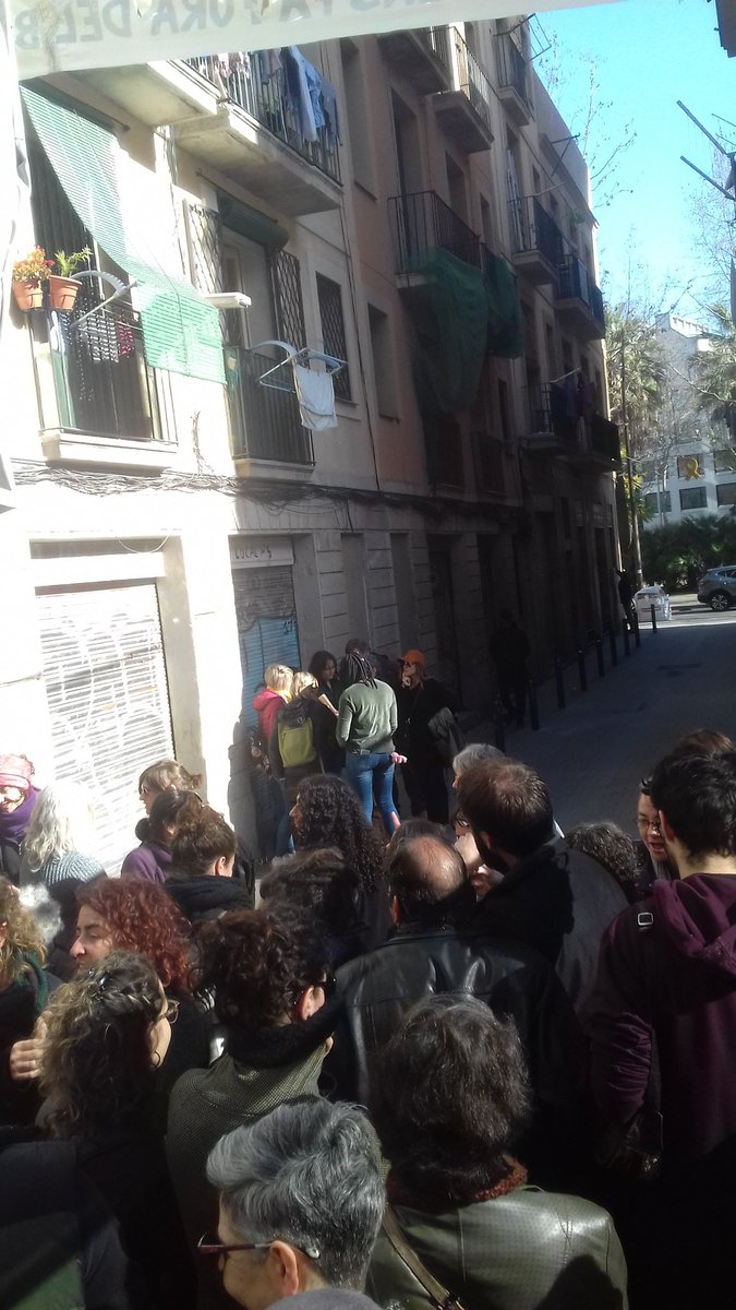 ciutatvellafemi's tweet photo. Cap veïna fora del barri! Aturem el desnonament al Raval!

📍Sant Bartomeu, 6 https://t.co/h9VKXTZUDM