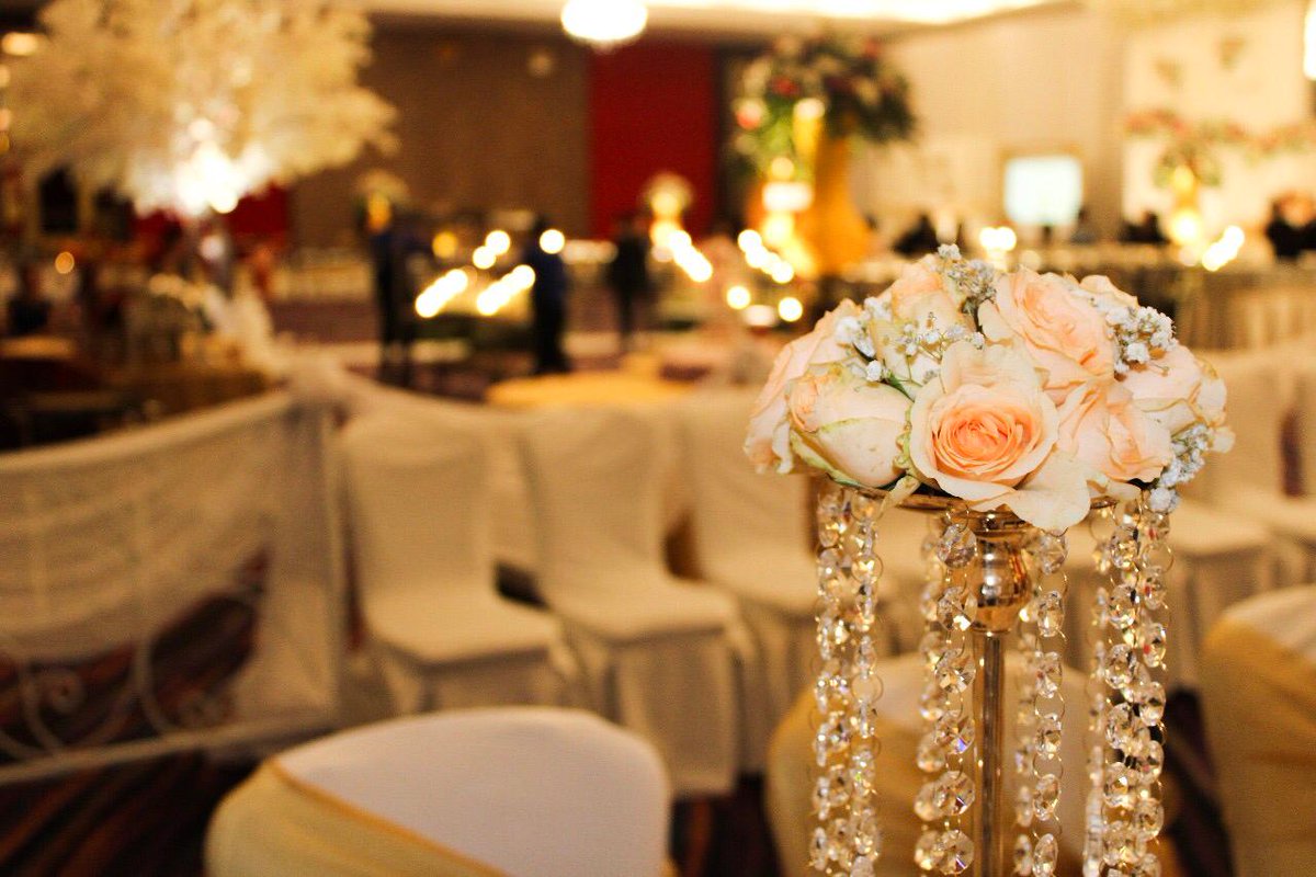Flowers are a universal language that every bride understands .
.
Wedding on our Casa Grande Ballroom ~ thankyou for trusting us ❤️
#merlynnparkhotel 
#merlynnparkjkt
#theluxuriousmerlynnpark
#weddingjkt2019 #weddingpackagejkt #weddingvenuejkt