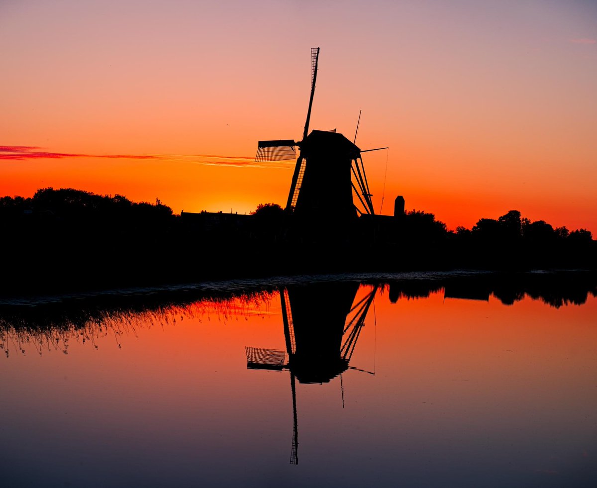OracleLinux's tweet photo. Next Tuesday, March 12, you can meet Oracle Linux and Virtualization experts at Oracle Cloud Day Netherlands. Come by our booth and discover more about cloud native technologies: #OracleLinux #OracleCloud #CloudNative #CloudDayNL https://t.co/cmsH8H540w https://t.co/GvP9oHcUvg