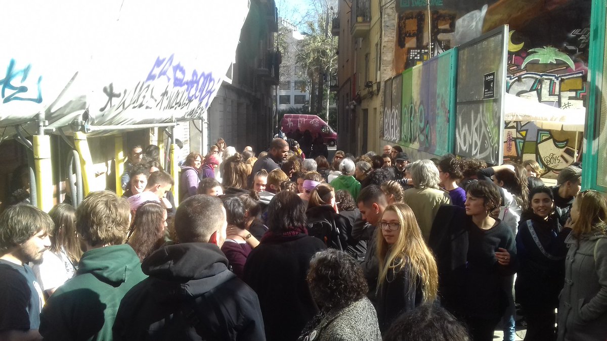 ciutatvellafemi's tweet photo. Desnonament aturat!

La solidaritat, la nostra millor arma! ✊ https://t.co/3Vrdbh4NqZ