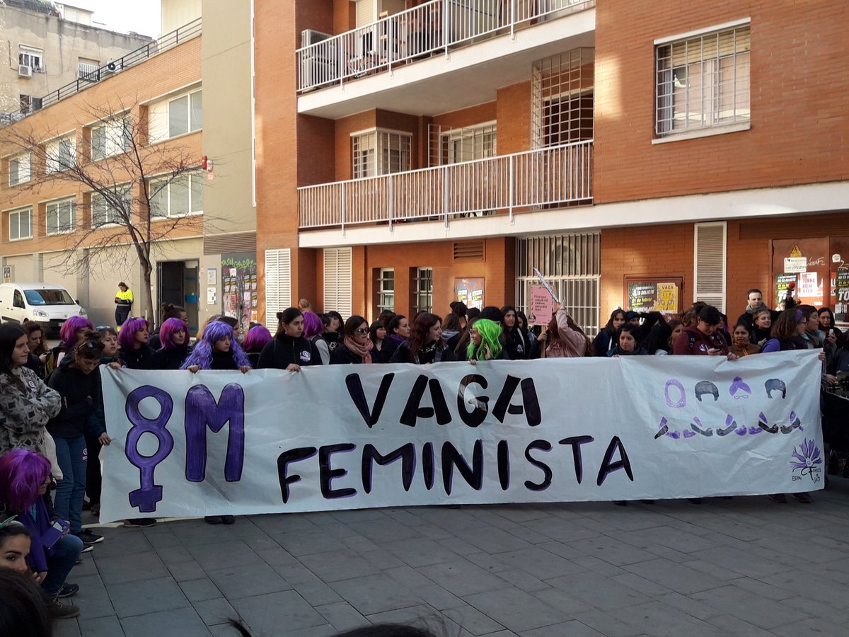 A #Sants hem començat el dia amb força, i després d'un merescut esmorzar comencem a caminar per reivindicar uns carrers #feministes. Avui totes a la #VagaGeneralFeminista, per totes les que no hi poden ser i per les que vindran! #8M