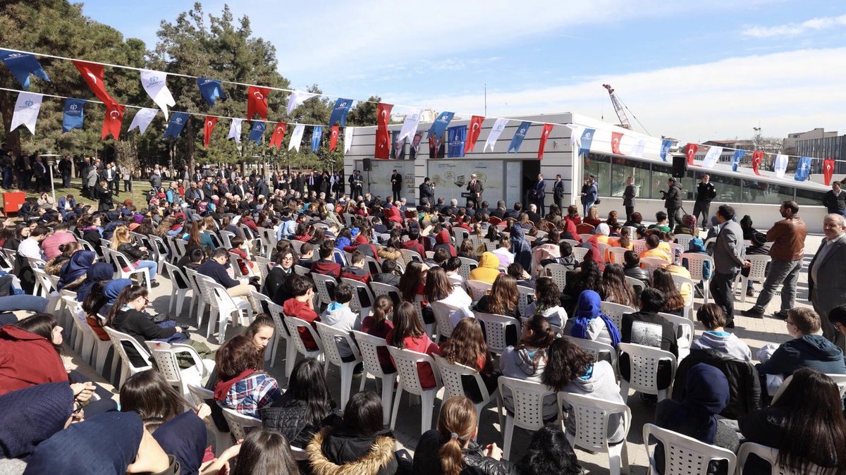 KocaeliBaskani's tweet photo. 18 bin basılı kitap, 
21 bin dijital e-kitabın bulunduğu Gebze Çoban Mustafa Paşa Kütüphanemiz 350 kişilik oturma ve ders çalışma alanıyla medeniyetimizin önemli bir anahtarı olacak, gençlerimize aydınlık geleceğin kapılarını açacaktır. https://t.co/Lj6jN1GcXW