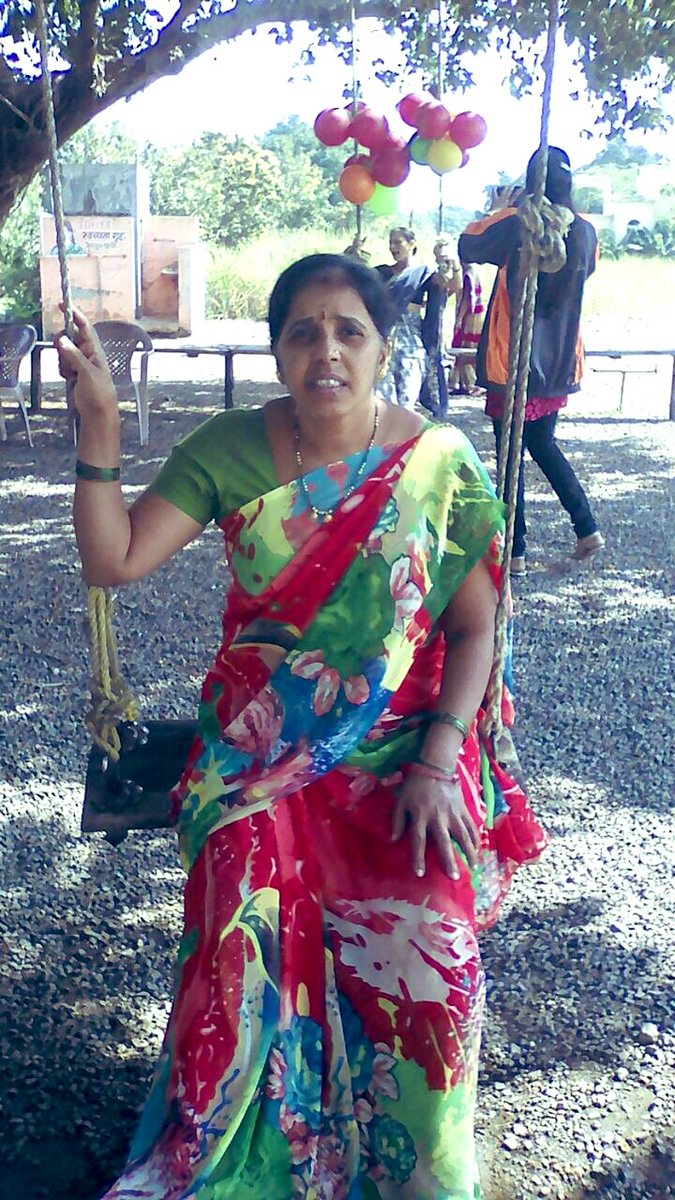 SakpalSuniil's tweet photo. एक tweet आई साठी                                  ।  नदीची चन्दानी तू , चंद्राची ग कोर..।     शीतल तूझी छाया , मला हावी जीवन भर। तुझ्या शीतल छाये मधे , उभ आयुष्य जगेन। आई देव पशि पुना , मी तुलाच ग मागेन........
I love u आई https://t.co/ZEQnC5d4Fe