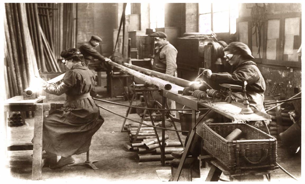 En cette #JourneeInternationaleDesDroitsDesFemmes , rendons hommage aux femmes qui font la <a href="/SNCF/">❌</a> 
#1 Celles qui occupent des postes techniques 💪
📸 1916 - Soudage des tubes à fumée. Centre des Archives Historiques de la SNCF
<a href="/Actu_Transilien/">Transilien SNCF Voyageurs</a> 
 
#8mars2019 #DroitsDesFemmes