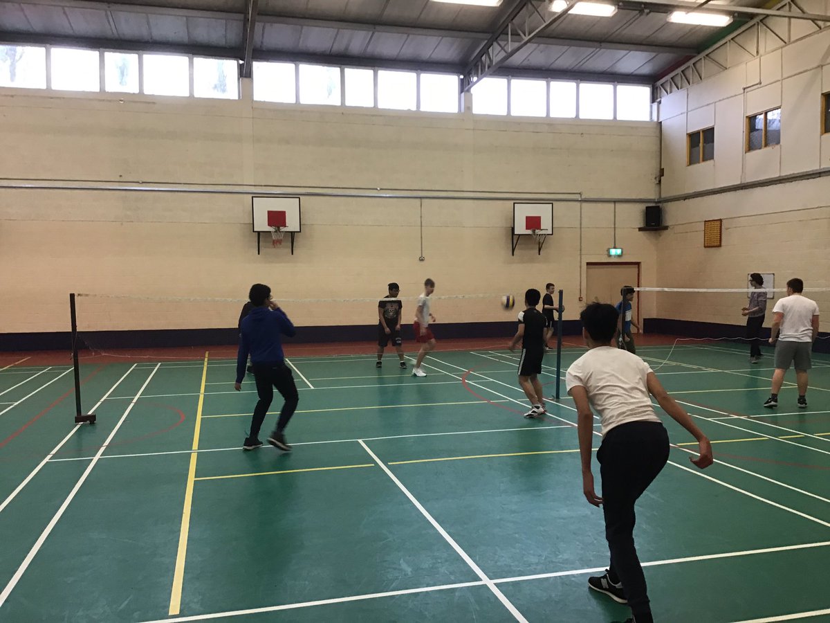 DeDepartment's tweet photo. Our 2nd Years playing Volleyball in PE today. #forearmpass
@Vball_Ireland #Volleyball #PE @sportireland @PEAI_IRELAND @ActiveFlag #Spikeball #VolleyRotate @DeLaSalleCtown https://t.co/Njbv4Ua5xO