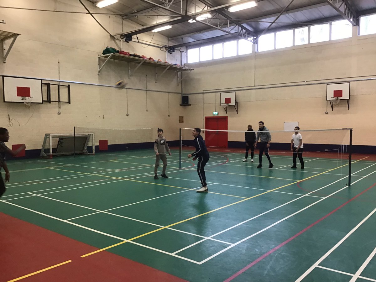 DeDepartment's tweet photo. Our 2nd Years playing Volleyball in PE today. #forearmpass
@Vball_Ireland #Volleyball #PE @sportireland @PEAI_IRELAND @ActiveFlag #Spikeball #VolleyRotate @DeLaSalleCtown https://t.co/Njbv4Ua5xO