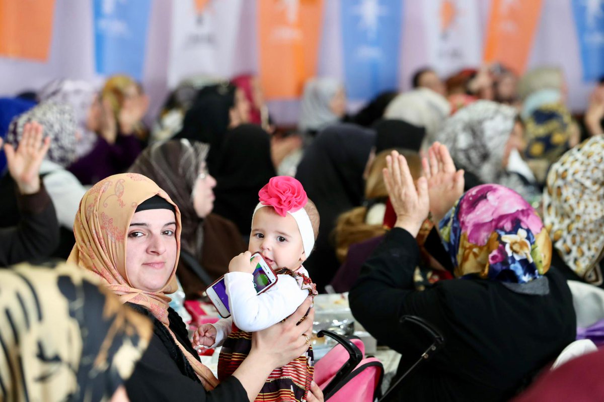 suleymansoylu's tweet photo. Medeniyet tarihimizde, inançlarımızda, kadına verdiğimiz öneme dair pek çok örnek, yüz akı olabilecek pek çok yaşanmışlık bulabiliriz. Ancak bu kariyer, bizim için sadece bir övünç değil, aynı zamanda bir sorumluluktur. 

#8MartDünyaKadınlarGünü
#MemleketİşiGönülİşi
📍 Başakşehir https://t.co/yJTTavfm8g