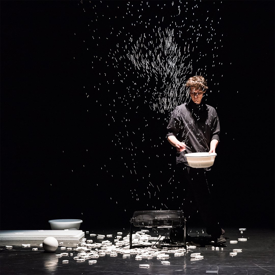 theatredelacite's tweet photo. ~CIRCUSNEXT~
AndrĂ©a Salustri prĂ©sente avec MatĂ©ria une chorĂ©graphie pour humain et polystyrĂšne polymorphe. Avec ce projet de crĂ©ation, il vise Ă explorer et Ă tĂ©moigner de la vie dâun matĂ©riau : le polystyrĂšne.
.
.
.
#materia #andreasalustri #circusnext #creation #cirque #tci https://t.co/fygwHH2jOi