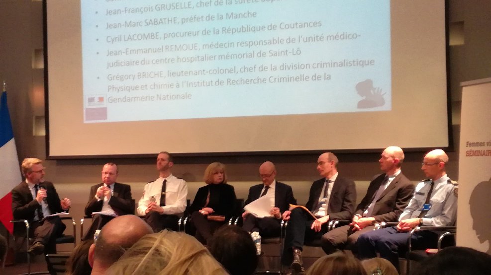 UNPJ_GN's tweet photo. La 1ere table ronde aborde la question : Comment constituer et faire fonctionner les réseaux ? A cette occasion le LCL Briche chef de la division #DCPC de l' #IRCGN présente la mallette #MAEVAS qui fera l'objet de notre prochain #gendlab du 13 mars.
#JourneeDesDroitsDesFemmes https://t.co/4uc0SMTVmP