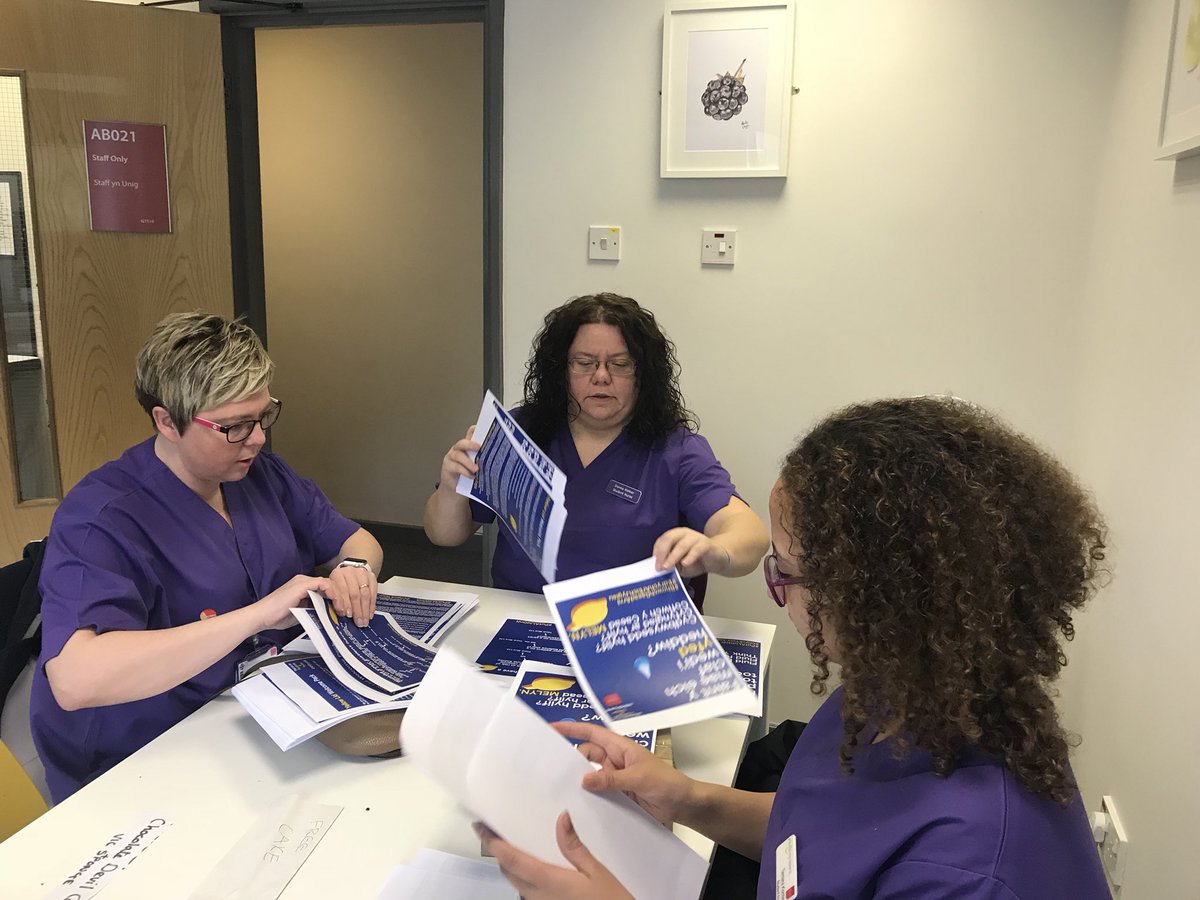 NhsHydr8's tweet photo. Busy bees @UniSouthWales @USWCareSciences packing welcome packs to be delivered to wards I’m @CwmTaf 💛💛💛 #PutALidOnIt #CheckYourJugs #USWFamily #CTUHB https://t.co/qC0VJfsqoq