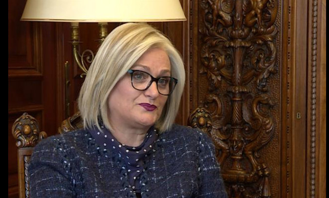 SrbNarodnabanka's tweet photo. #Preporuka Јоргованка Табаковић изјавила је за агенцију Танјуг да ће грађани сада, уколико то буду желели, моћи да успостављају пословни однос са банком, не одлазећи у банку. #GuvernerNBS ➡️ https://t.co/wtQDmSqZYa https://t.co/cC3wBjwXmp