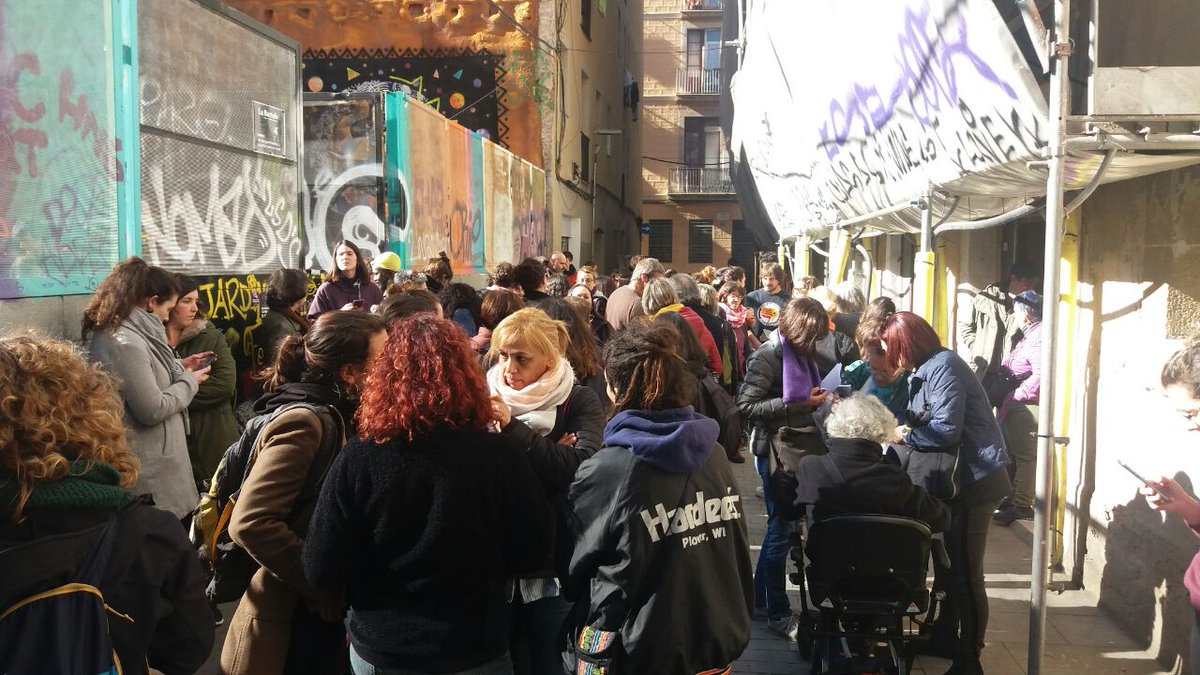 CiutatVellaSHSC's tweet photo. Desnonament de la Jeny aturat amb les companyes de @ciutatvellafemi! Avui fem #VagaFeminista8M i ho pararem tot!

#FemLlarsFeministes 
#8MRaval https://t.co/lFoyTwsCiB
