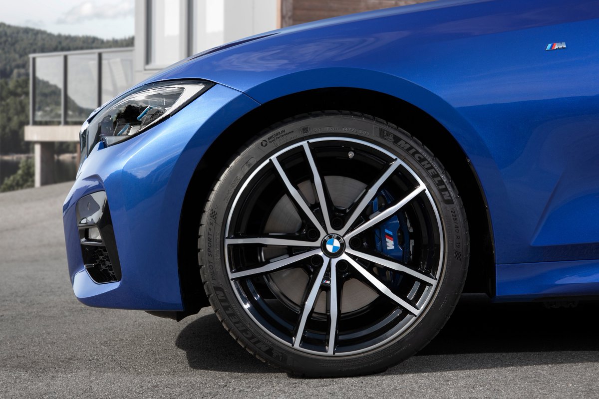 Kijk jij ook mee?😀 
Vanavond om 19:30 introduceert <a href="/TomCoronel/">Tom Coronel</a> Live de nieuwe BMW 3 serie, Z4 en 8 Serie Cabrio in onze showroom. 👇

Volg de online uitzending via: 
bit.ly/2VLoEWp