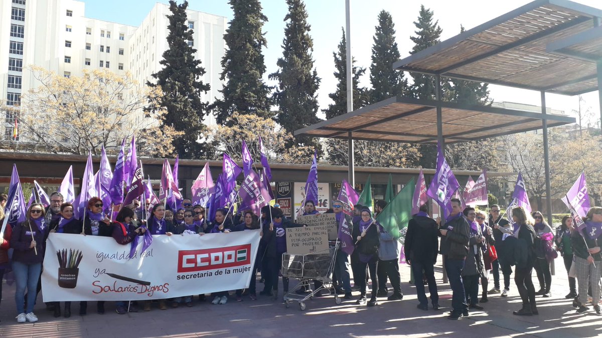 ccooandalucia's tweet photo. 💜#8MSIEMPRE | Nos llegan las primeras imágenes de centros de trabajo en esta jornada del 8M
‼️El Hospital Virgen de las Nieves de #Granada sale a la calle:
✊Basta de brecha salarial
✊Basta de discriminación hacia la mujer
✊Basta de precariedad
#IgualandoDerechos https://t.co/beODpdZa0m