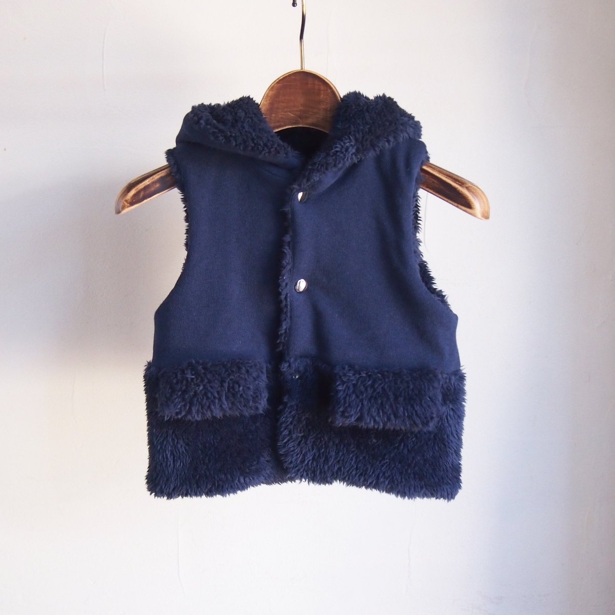 Fluffy reversible vest Size90 👶
¥2,950
Gray - SOLD OUT
Gray&White - Available
Navy - Available
.
For more information, please visit the website.
minne.com/sholette

#minne #handmade #kidsfashion #babyfashion #fluffyvest #boysmom #boysfashion #boysstyle #sholette