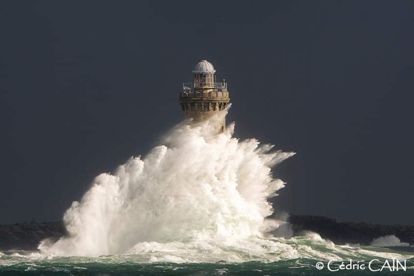 Inspire
Expire
Respire
C'est la minute bretonne ❤️ 
RT <a href="/cain_cedric/">Cédric CAÏN</a> Souvenir d'une tempête printanière au phare de Kéréon.
#ouessant #MagnifiqueBretagne