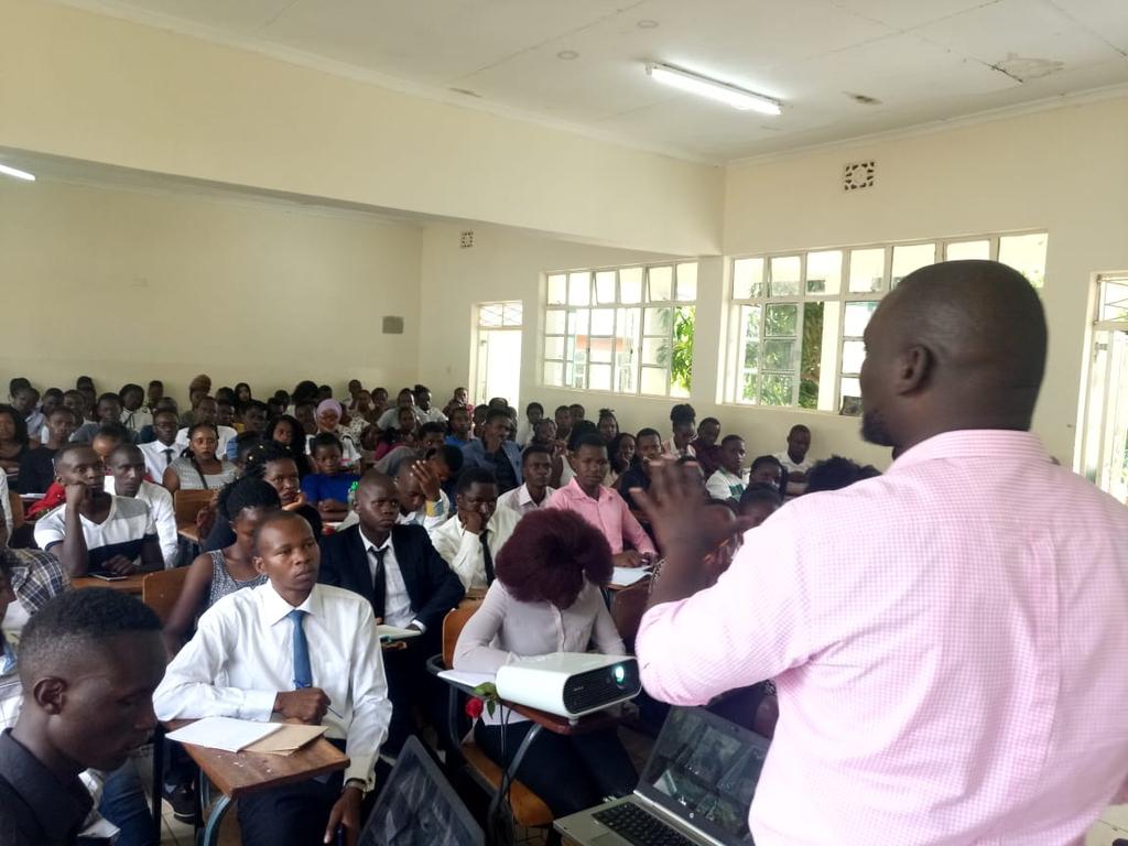 MasenoMedia's tweet photo. Joseph Bonyo (@JBonyo) senior editor from @citizentvkenya shared his journey to broadcast &amp; also gave insights on broadcast journalism during #MasenoMediaAlumni https://t.co/HgXuAN1rGb
