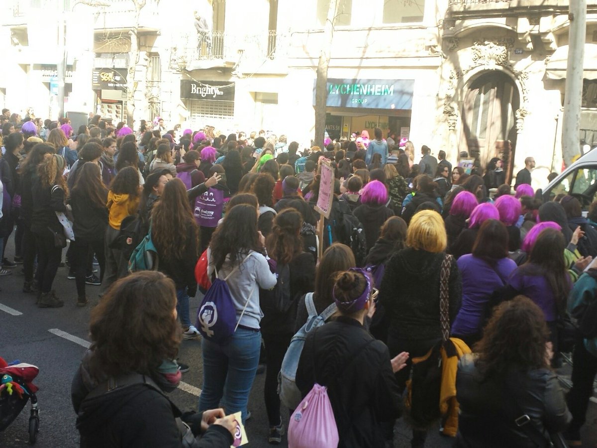 HabitatgeSants's tweet photo. Avui les dones aturem el món per canviar-ho tot .
Avui també hi han #StopDesnonaments #8Msants #FemLlarsFeministes https://t.co/XL8c9ZceB3