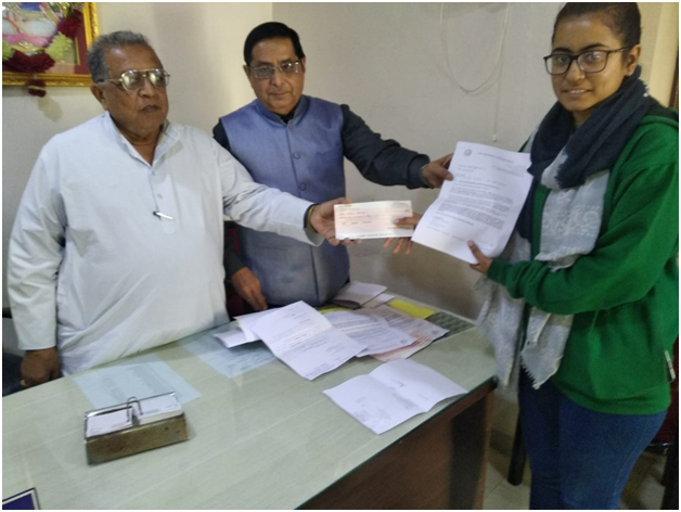 IndusindF's tweet photo. Presenting Scholarship to Udaipur students. https://t.co/4wxydtWwpz
