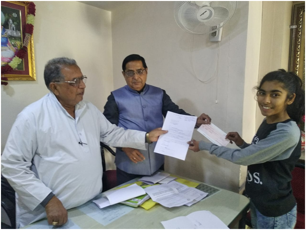 IndusindF's tweet photo. Presenting Scholarship to Udaipur students. https://t.co/4wxydtWwpz