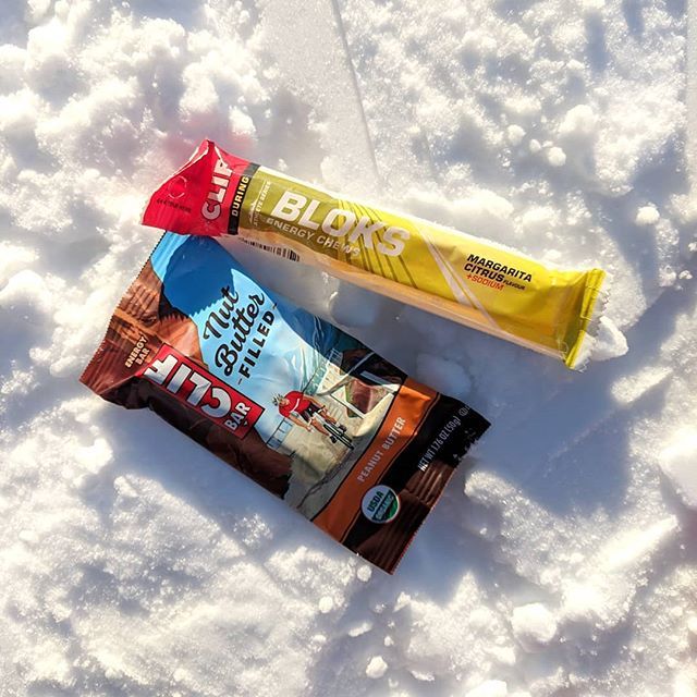 LassiPekkarinen's tweet photo. Pitkän lenkin eväskori. Kestävyysurheilussa on sekin hyvä puoli, että lenkillä saa, ja ehtii herkutella 😃
.
#kestävyysurheilu #clifbar #bloks #energybar #energychews #urheiluravinteet #nutbutterfilled #peanutbutter #margaritacitrus #greenroomoy #maap… https://t.co/cuyv8axGHA https://t.co/ljlaTdSdQb