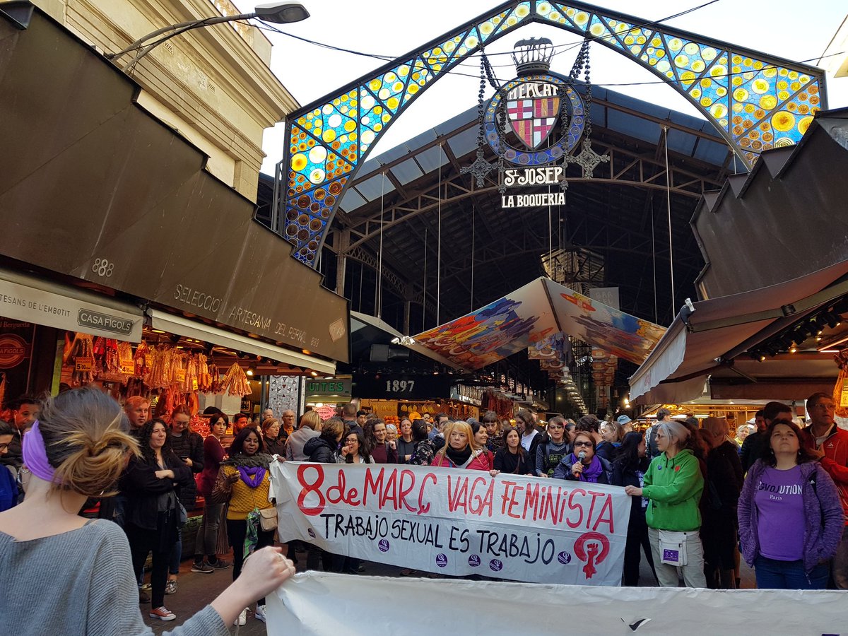SEzquerra's tweet photo. Vaga laboral, però també de consum! El piquet de @ciutatvellafemi al Mercat de la Boqueria #bcn #8M2019 #8M https://t.co/ypeYNtm9yM