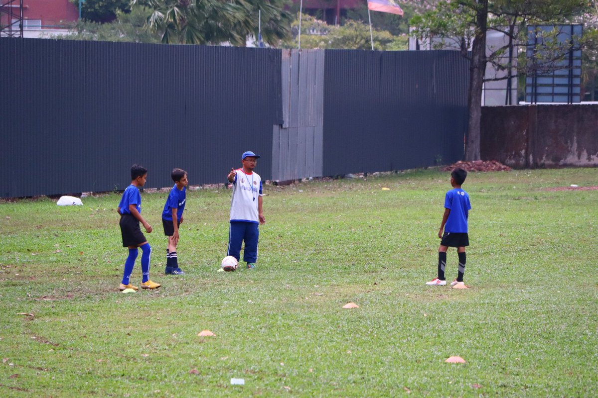 Latihan petang Jumaat. 2v2 untuk U10, ball mastery untuk U11.

#ATWangsaMaju #nfdpmalaysia #akademitunas #akarumbi

<a href="/NFDPOfficial/">NFDP Official</a> <a href="/nfdpmalaysia/">NFDP Malaysia</a> 
<a href="/SyedSaddiq/">Syed Saddiq</a> <a href="/MSNMALAYSIA/">MSN MALAYSIA</a> <a href="/KBSMalaysia/">KBSMalaysia</a>