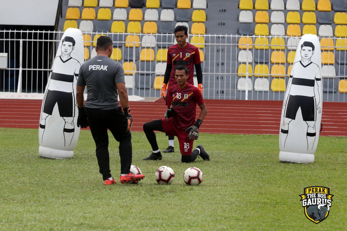 KopaMedia's tweet image. 📸 FOKUS!

Sesi latihan The Bos Gaurus di Stadium Perak, Ipoh. #Misi3Mata malam esok kekal malar segar. ⚫💛⚫💛