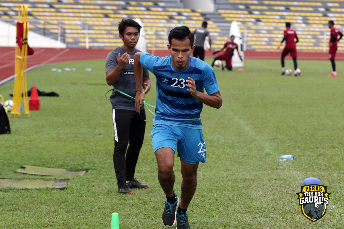 KopaMedia's tweet image. 📸 FOKUS!

Sesi latihan The Bos Gaurus di Stadium Perak, Ipoh. #Misi3Mata malam esok kekal malar segar. ⚫💛⚫💛