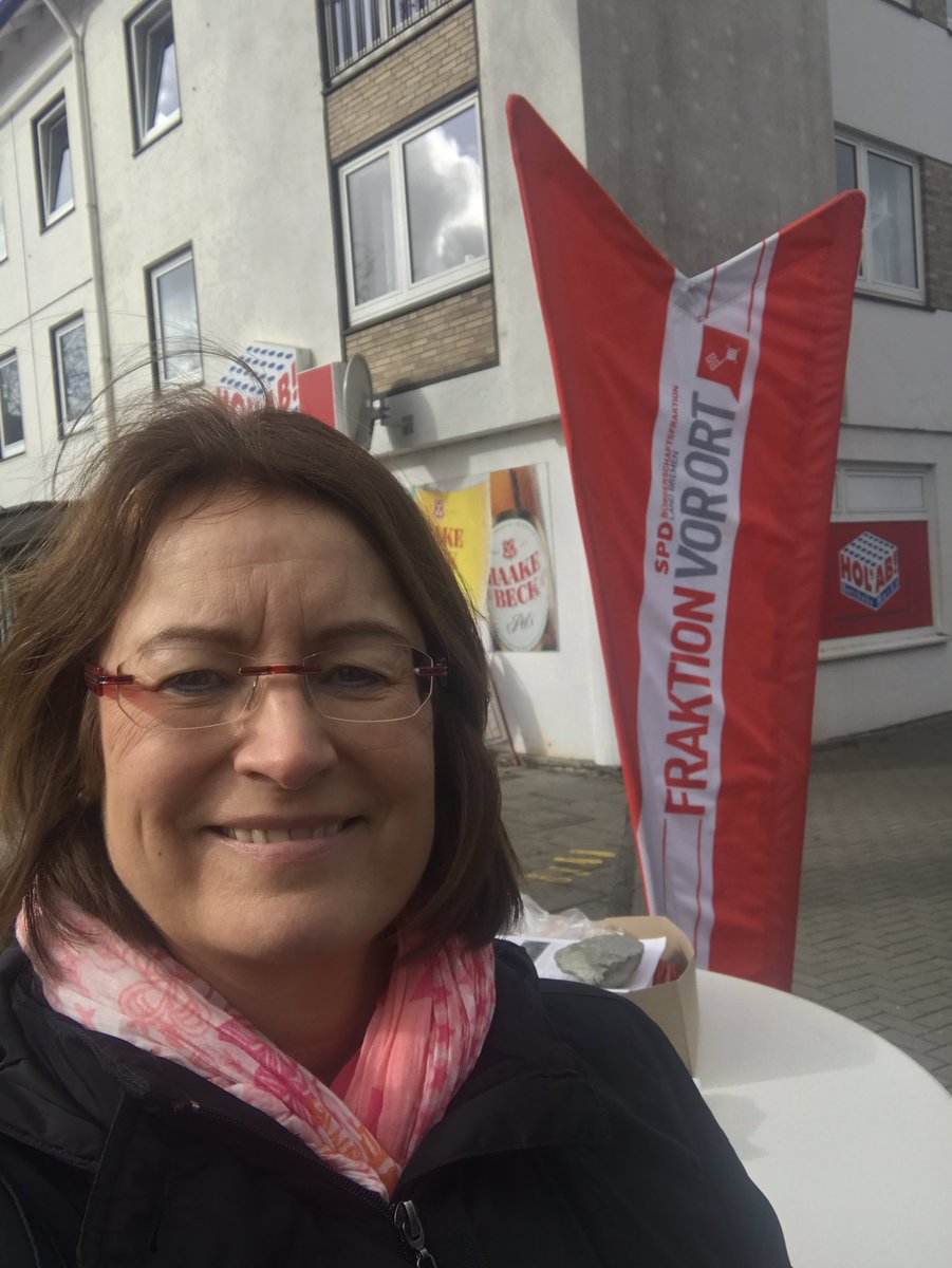 a_grotheer's tweet photo. #RoterBus Heute mal windumtost, deswegen ohne Schirm, aber natürlich mit Charme. Und Mütze (nicht auf dem Bild). 😉#wirliebenbremen @SPDFraktionHB https://t.co/fwifTUpG73
