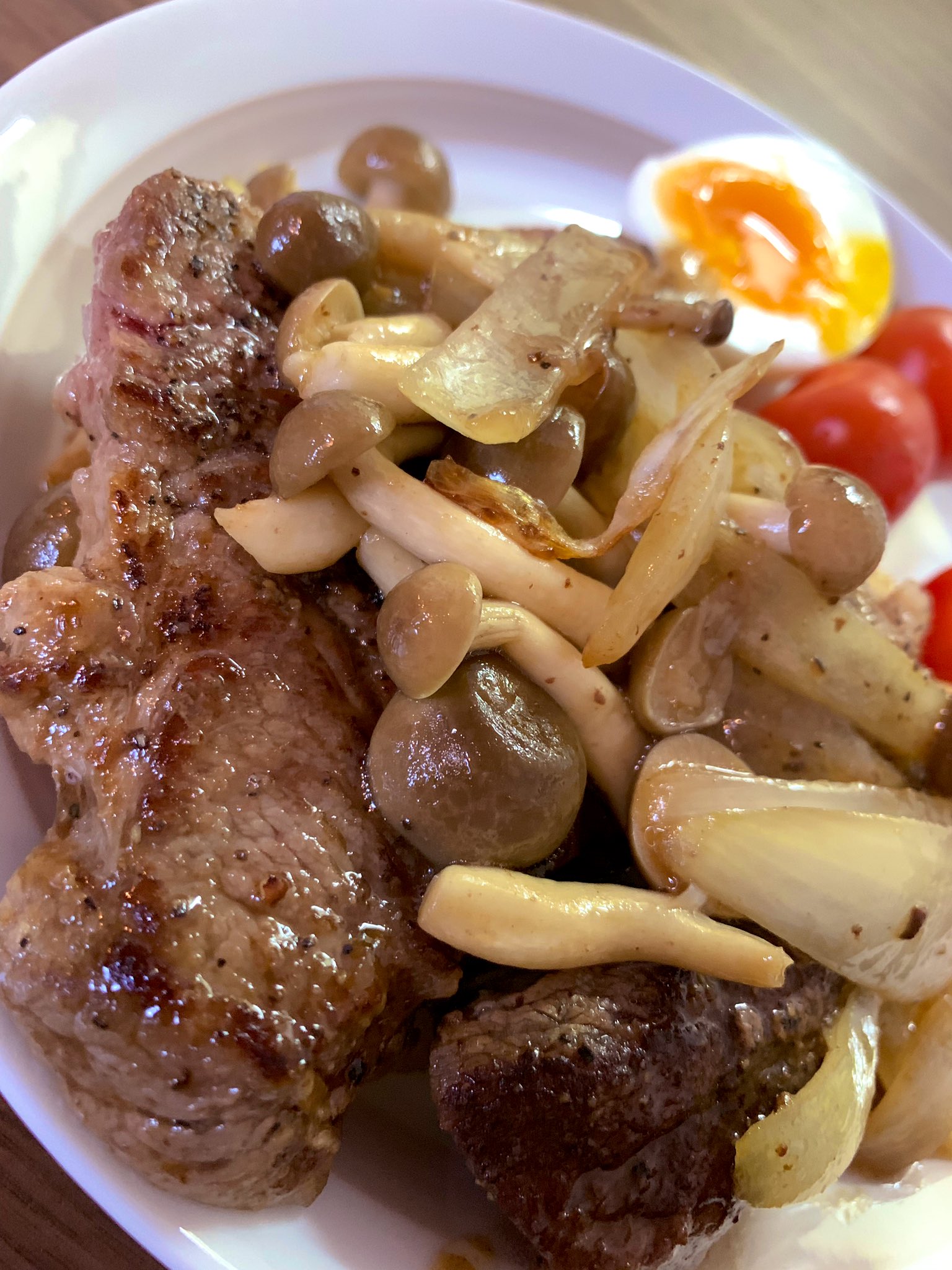 地方民 安いステーキの柔らかくなる焼き方調べたら 牛乳につけて水気切って焼け って書いてあって なんで となりながらやって 柔らかくなって どうして となってる