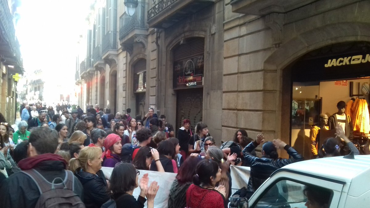 ciutatvellafemi's tweet photo. Seguim per Portaferrissa!

Ho aturarem TOT

#8M #VagaGeneralFeminista8M https://t.co/z7Ndl53uWi