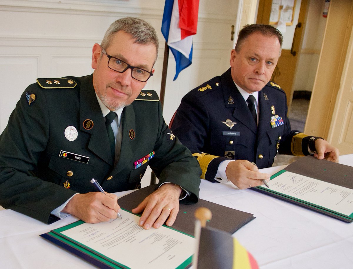 Belgian_Army's tweet image. Le 8 Mars, @general_thys, LCC et le Gen_Maj NL VAN SPRANG, DCOM @kon_marine ont signé un #MoU
L’objet majeur est d’améliorer les capacités Ops par une collaboration. Les unités peuvent ainsi collaborer lors d’#NavyOps, #amphibious et #airborn. @landmacht @defensie @koprsmariniers