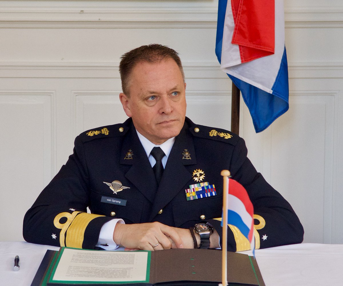 Belgian_Army's tweet image. Le 8 Mars, @general_thys, LCC et le Gen_Maj NL VAN SPRANG, DCOM @kon_marine ont signé un #MoU
L’objet majeur est d’améliorer les capacités Ops par une collaboration. Les unités peuvent ainsi collaborer lors d’#NavyOps, #amphibious et #airborn. @landmacht @defensie @koprsmariniers