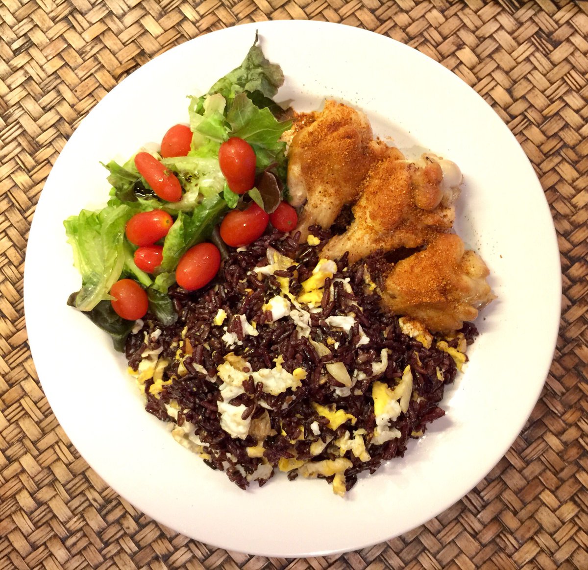 zterella's tweet photo. #Fried #Riceberry with #Eggs and #OldBay #Drumettes, #Salads on the side #dinner #homemadecooking #ข้าวผัดไข่ #ปีกไก่ทอด #สลัดผัก #อาหารง่ายๆ #เที่ยวไทย #อาหารไทย ติดต่อ #line : monzterella_15 #bangkok #huahin #pattaya #samui #phuket #skywalk #localfood #streetfood #foodlover https://t.co/t8tYEBIOmJ