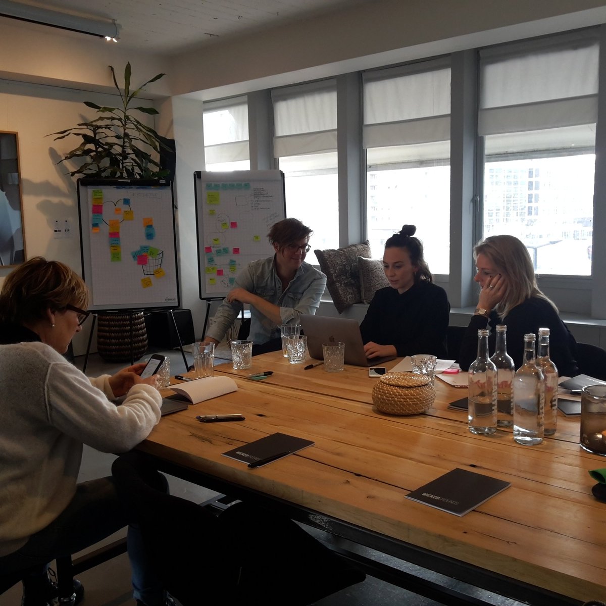 MarielRoozemond's tweet photo. Docenten ontwerpen communicatie-onderwijs van de toekomst met agile aanpak. #flow #innovation #fun @ConnectingSmart https://t.co/EYoklWIAW4