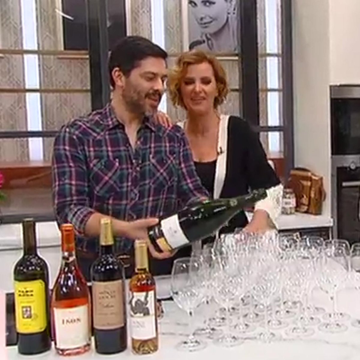 CascaWines's tweet photo. Feliz Dia Da Mulher com prova de vinhos! 🌷🍷 @derycunha

Happy Women Day with a wine tasting! 
#diadamulher #womenday #provadevinho #winetasting #programadacristina #sic #montecascas #cabodaroca #1808portugal https://t.co/UvOvj76GYt