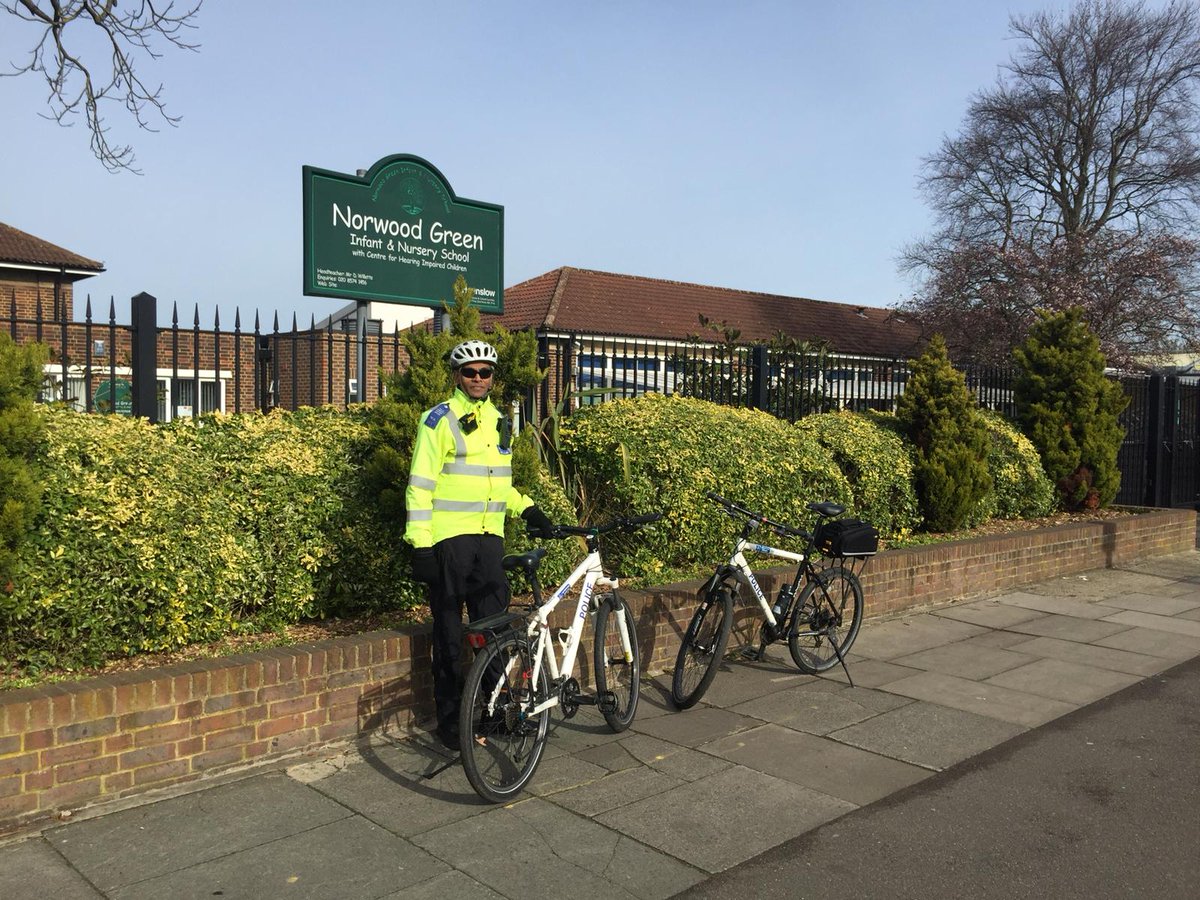 We continued to address inconsiderate parking around the schools today. This one decided it was ok to park, leave the engine on and not return for 25 minutes... We decided they could explain why to a magistrate at some point! 🚫🚗📝#Summons #SaferNeighbourhoods #NorwoodGreen