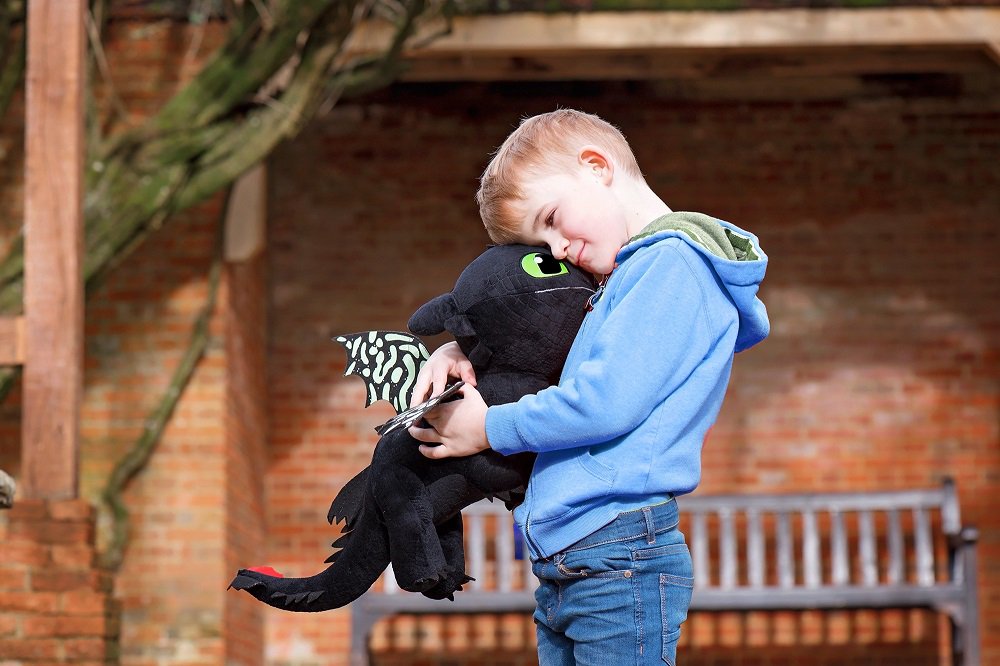 It’s time for our last #HowToTrainYourDragonPlush #competition! RT&amp;FLW for your chance to win a 24 inch Toothless soft toy from <a href="/PoshPawsInt/">Posh Paws Int</a>! You have 15 minutes to enter this time. 📸<a href="/KeepUpJonesFami/">KeepUpJonesFamily</a>