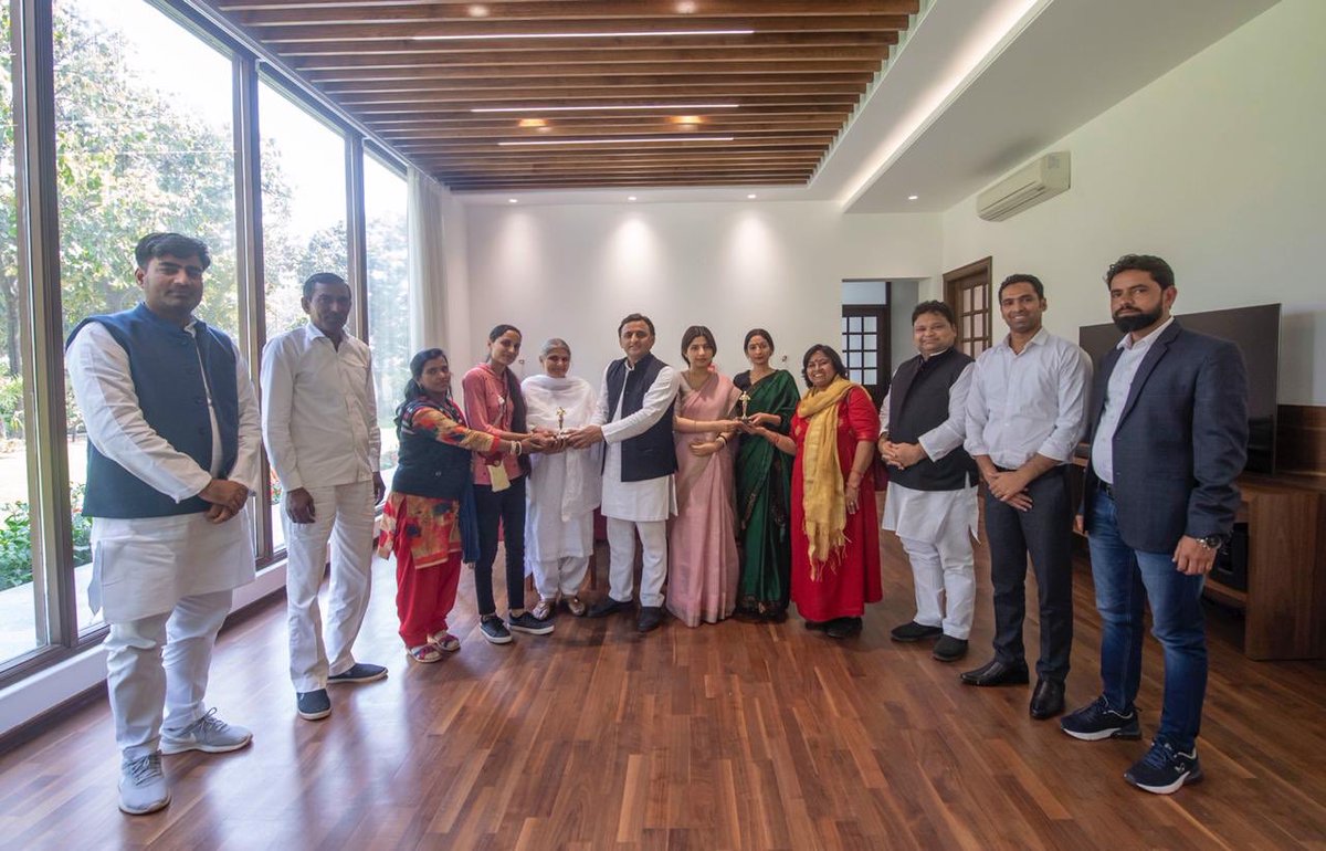yadavakhilesh's tweet photo. हमारे देश-प्रदेश का सौभाग्य है कि ‘Period. End of Sentence’ फ़िल्म को विश्व प्रतिष्ठित ऑस्कर सम्मान मिला है। समाज को बदलना सबसे कठिन कार्य होता है। 

आज हमें गर्व है कि सपा कार्यालय में समाजवादियों को फ़िल्म देखने का मौक़ा मिला। फ़िल्म से जुड़े सभी लोगों को बधाई व शुभकामनाएँ। https://t.co/tD0UIgP8aR