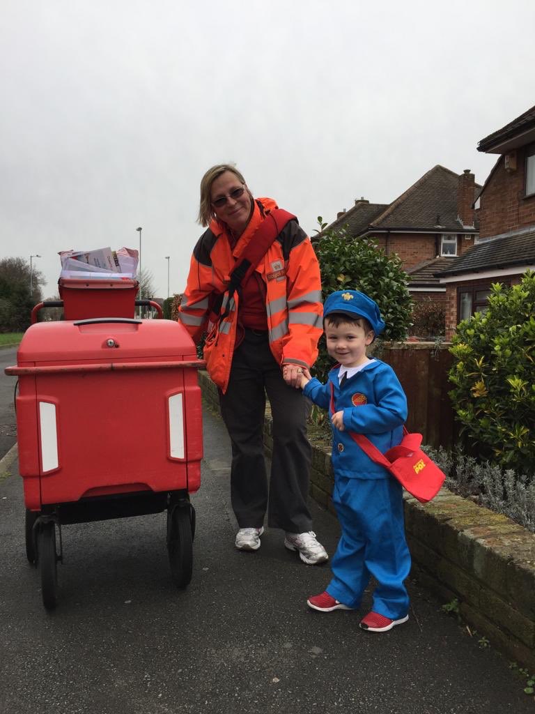 bethanyforwardx's tweet photo. @RoyalMail hi!! My nephew went as postman pat for world book day and 2 of your lovely staff stopped to get photos with him. He was delighted!! Thank you 😆 https://t.co/lF53lUaKjc