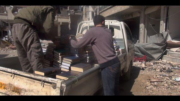 franceinter's tweet photo. "La bibliothèque de Daraya" : la Syrie vue par Delphine Minoui https://t.co/7zmU4cxNc7 par @Sonia_Devillers
#InstantM https://t.co/Ht110TgiQ0
