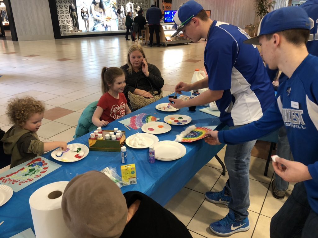 Oak_Leadership's tweet photo. Some of our @Oak_Leadership students executing the action plan last night! @tylermonzoo @AndrewP98898464 @ConnorLove14 @Rell1k__ @TJVanSeters21 @drobinson5442 volunteered at the @hamiltonmall during their Kids Corner: Arts and Crafts event. https://t.co/PlPqG3KbvK