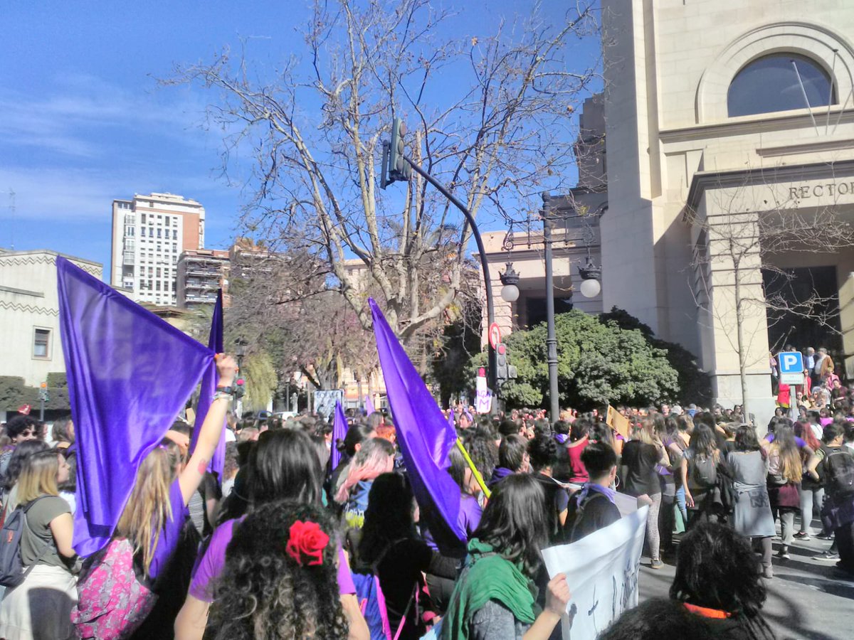sepc_uv_'s tweet photo. ⚠Ara mateix!
Ens trobem a la concentració organitzada a la porta del rectorat.
#EstudiantsVG8M #VagaFeminista8M #ValènciaFeminista #8M https://t.co/qEMwgbMR1m