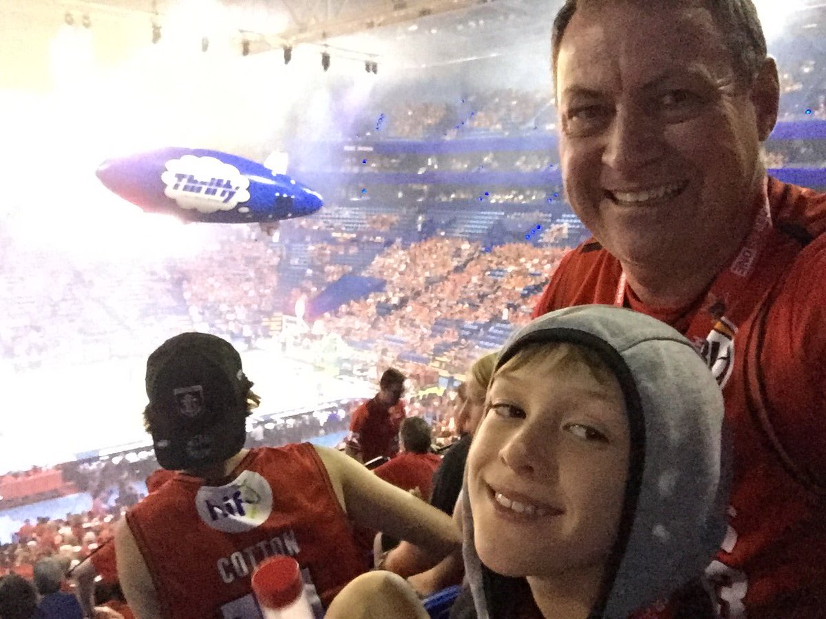 Roddles71's tweet photo. #THRIFTYAIRSELFIE https://t.co/aYTSgTJHgr