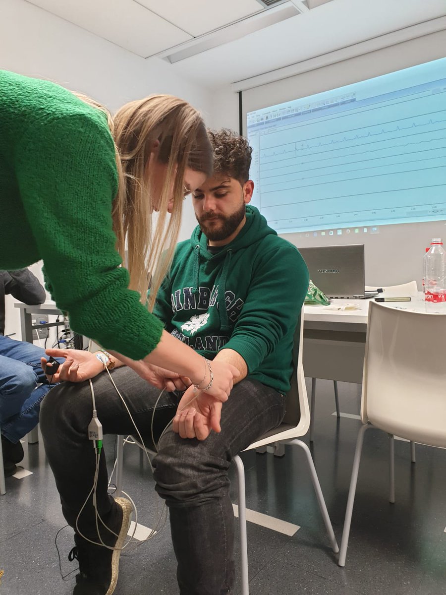 MasterNEUROMK's tweet photo. Cada tarde en @MasterNEUROMK  además de fructífera, es intensa.
Miguel Angel Muñoz nos enseñó cómo usar los equipos que se utilizan para los registros de medidas periféricas (EKG y EMG). Aprendimos cómo y dónde colocar los electrodos. ¡Una divertida tarde de pruebas! https://t.co/Q9YfbrmRlY