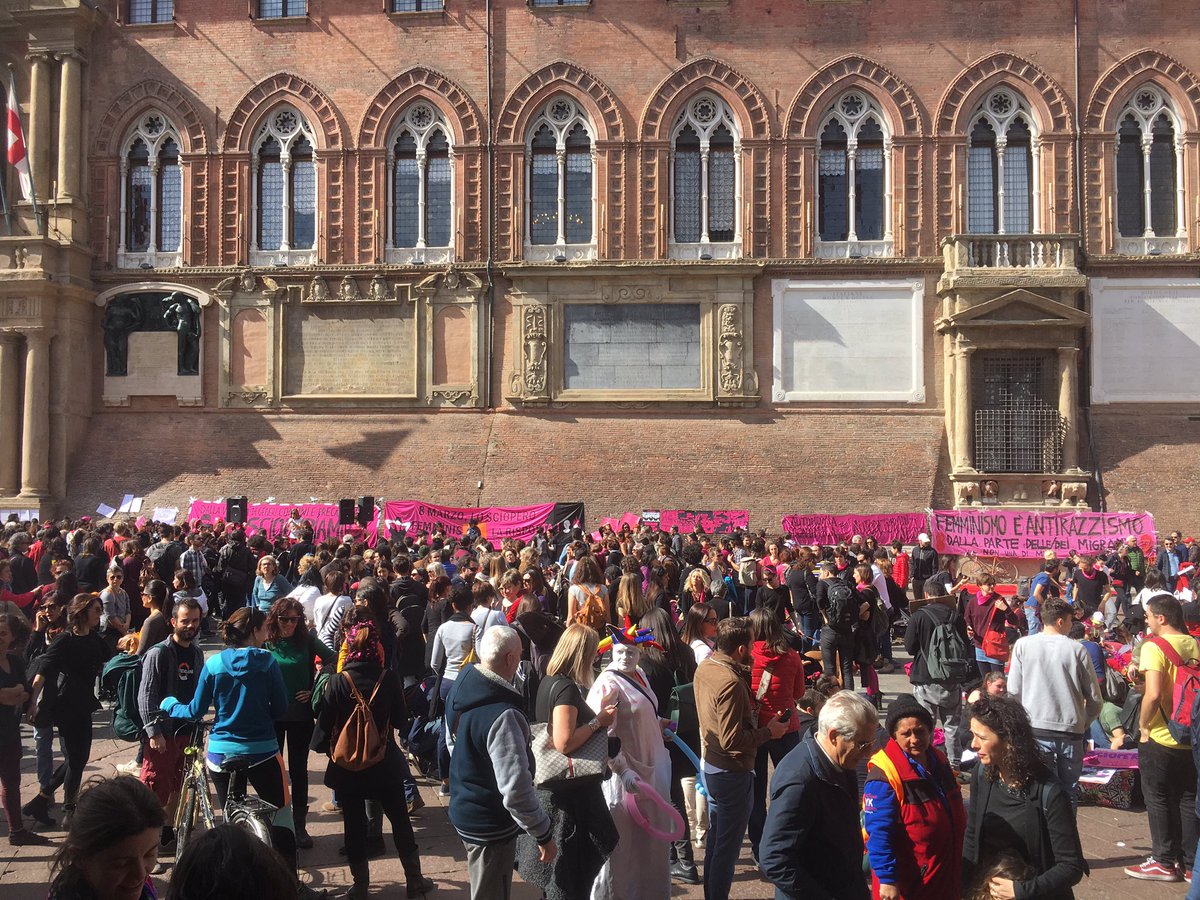 LuciaTralli's tweet photo. @nonunadimeno #NudmBologna ✊🏽🖤💕 https://t.co/TE0ocjOIR8